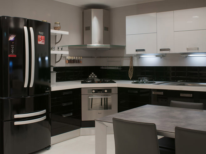 Стильная угловая вытяжка в современном интерьере чёрно-белой кухни