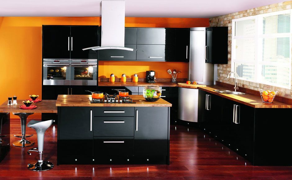 Великолепный дизайн интерьера чёрной кухни с оранжевыми стенами