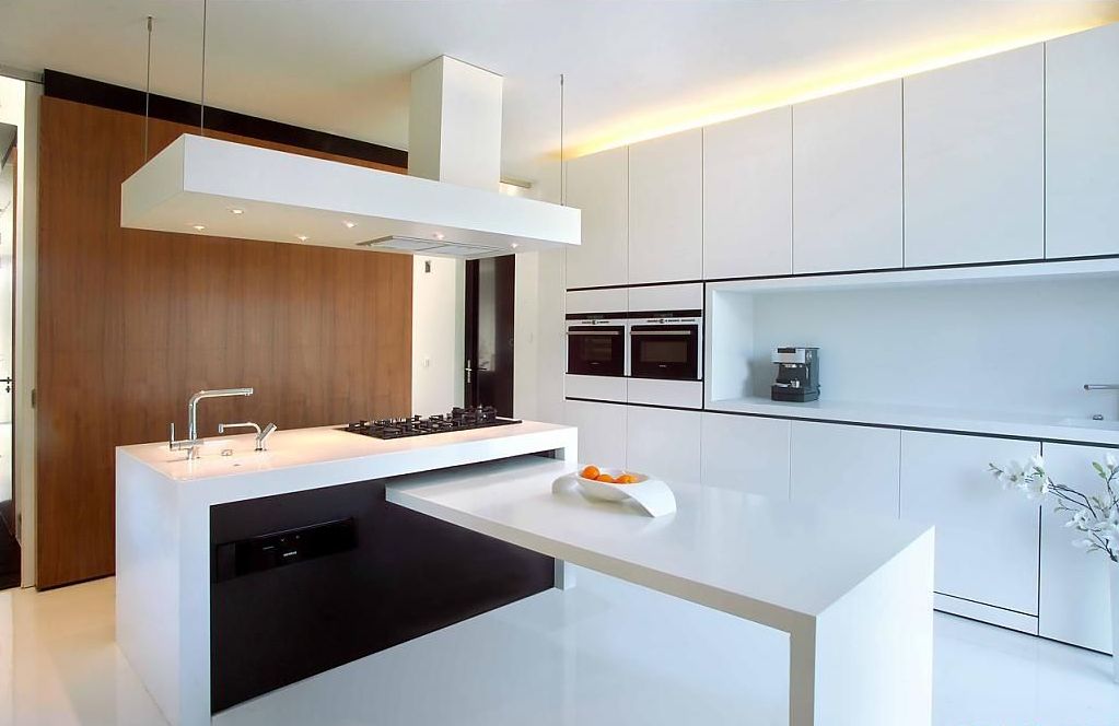 Великолепный дизайн интерьера кухни в белой гамме