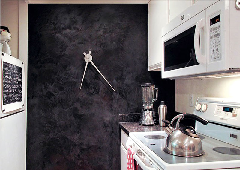 Чёрная стена со часовыми стрелками в интерьере кухни