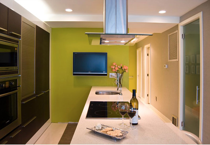 Зелёная стена в интерьере кухни