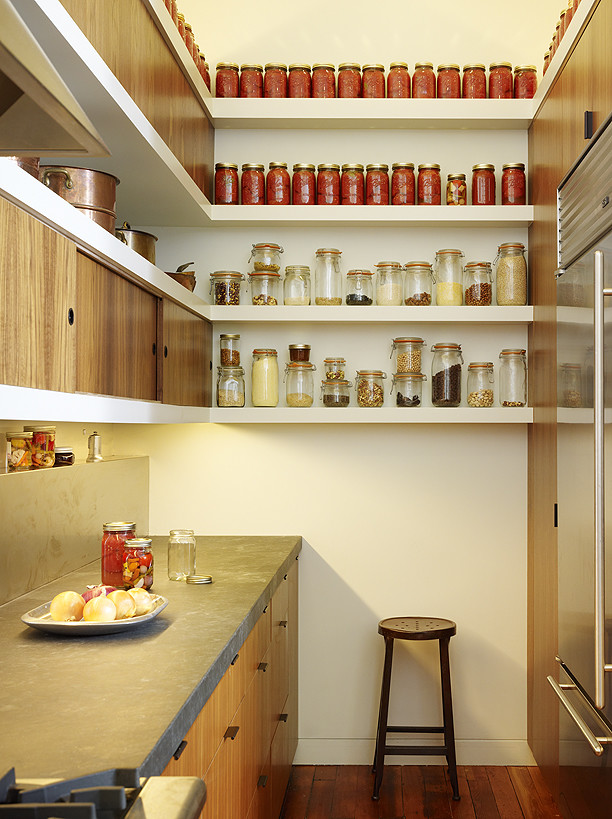 Открытые полки с баночками приправ и специй в интерьере кухни от Schwartz and Architecture