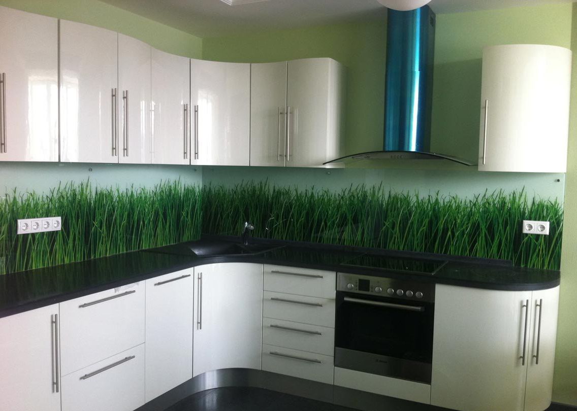 Эксклюзивный дизайн стеклянного кухонного фартука с фото-принтом зелёной травы
