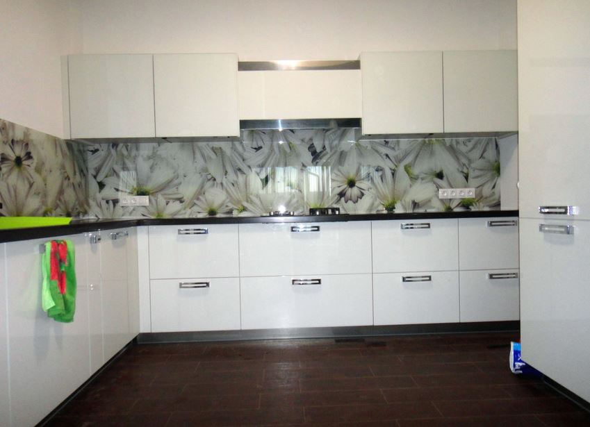 Эксклюзивный дизайн стеклянного кухонного фартука с цветочным фото-принтом 