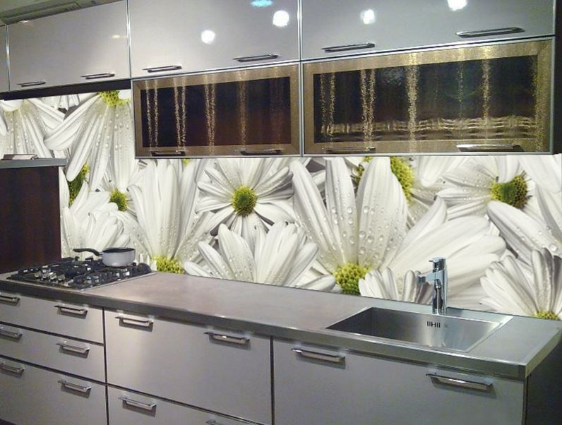 Эксклюзивный дизайн стеклянного кухонного фартука с фото-принтом белых ромашек