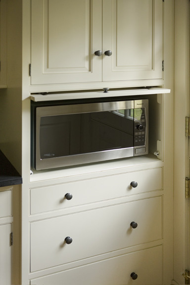 Встроенная микроволновая печь в нижнем шкафу кухонного гарнитура