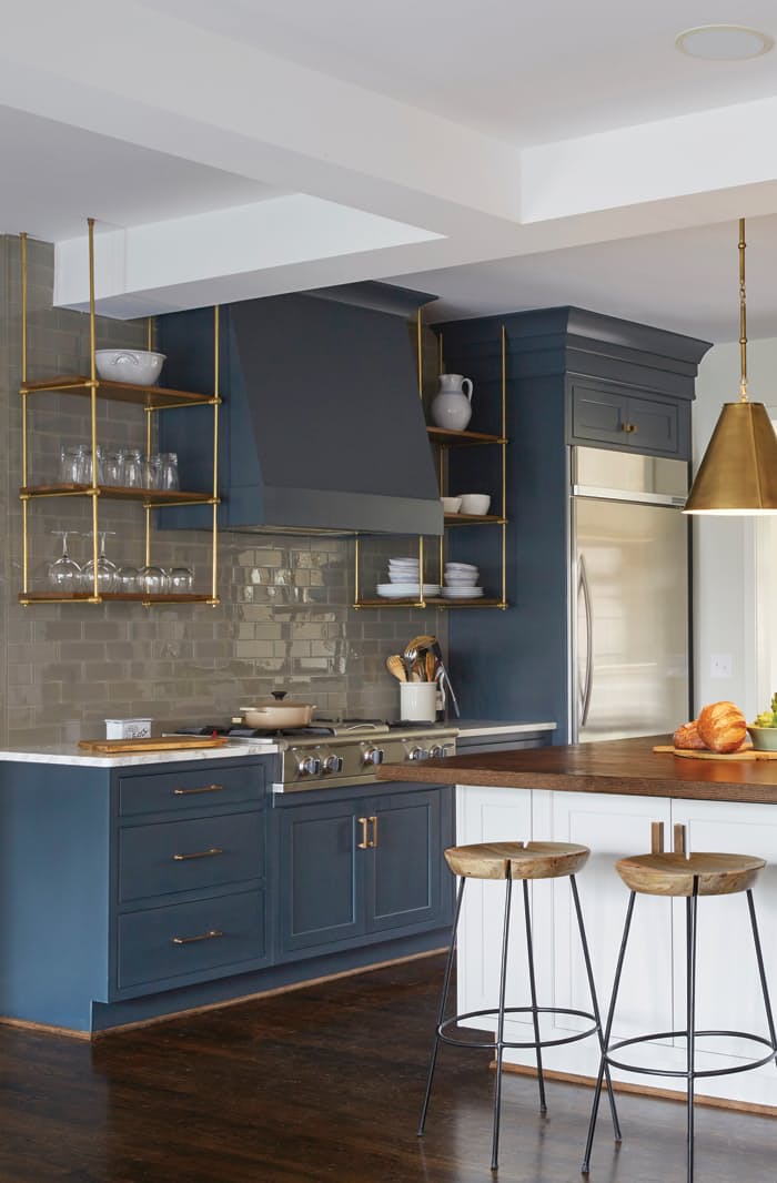 Интерьеры кухонь без верхних шкафов: стильные подвесные полки