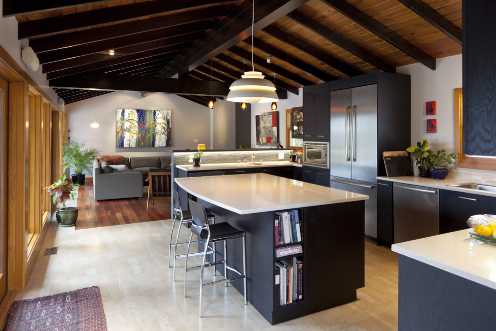 Чёрный кухонный остров и шкафы в гармонии с деревянным потолком лофт-кухни