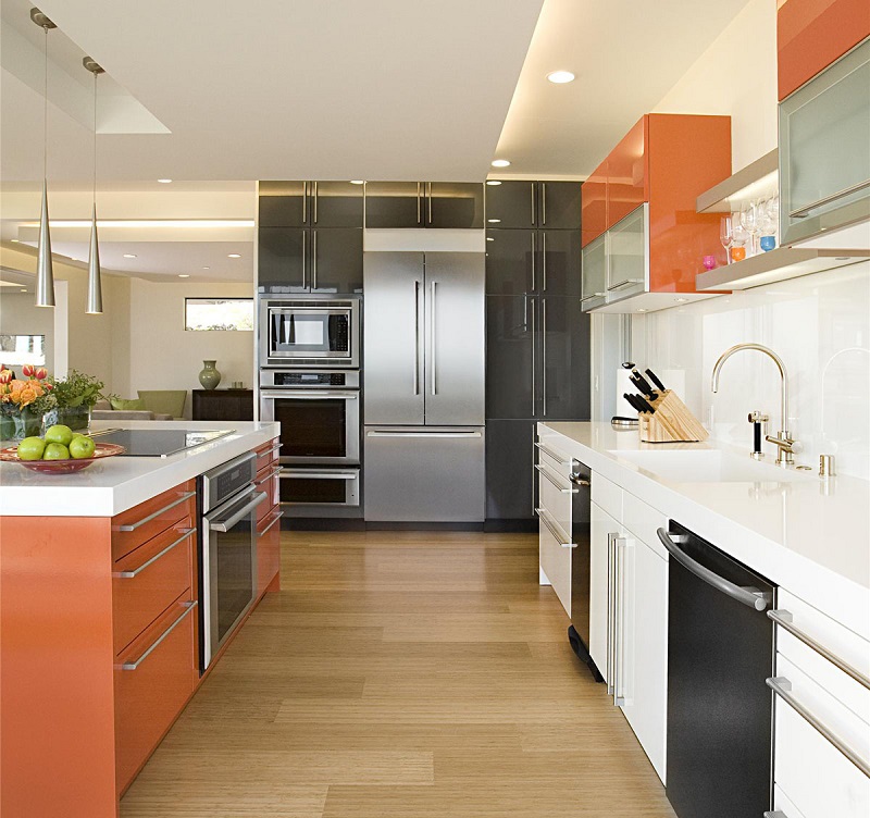 Кухонные шкафы и остров оранжевого цвета