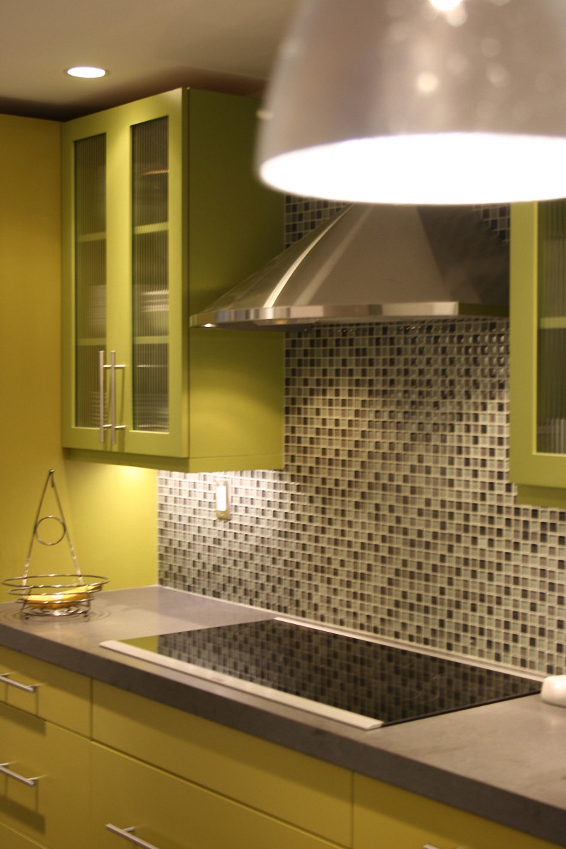 Дизайн интерьера кухни в светло-зелёной гамме