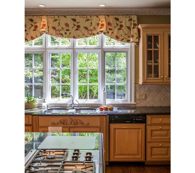 Стильный дизайн оконных штор в интерьере кухни