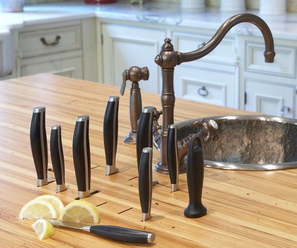 Подставка для ножей внутри кухонного острова