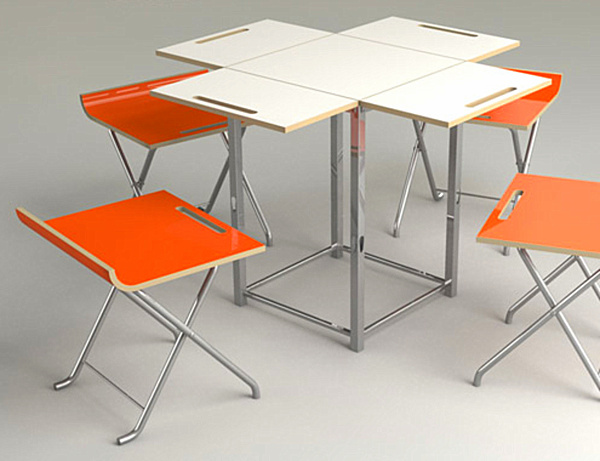 Белый складной столик и ярко-оранжевые табуреты