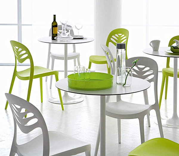 Контрастный набор столов и стульев для современного интерьера