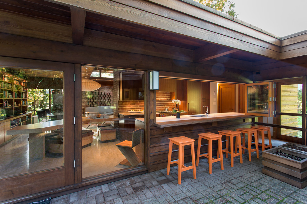 Оригинальный дизайн интерьера кухни с открытой террасой от Neumann Mendro Andrulaitis Architects LLP