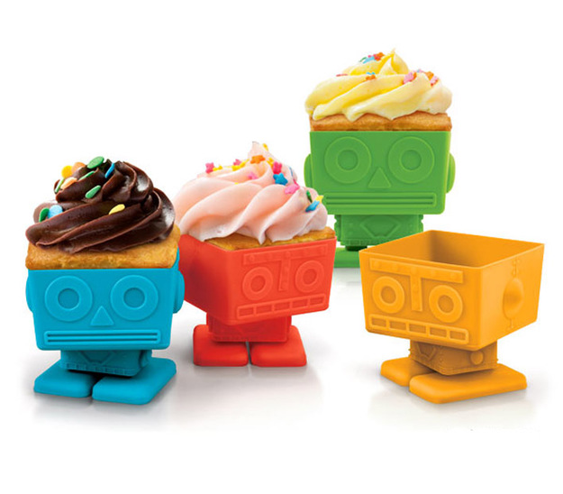 Разноцветные формы для кексов в виде маленьких роботов