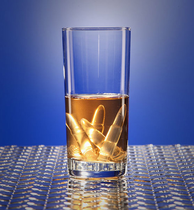 Лёд в форме патронов в стакане с напитком