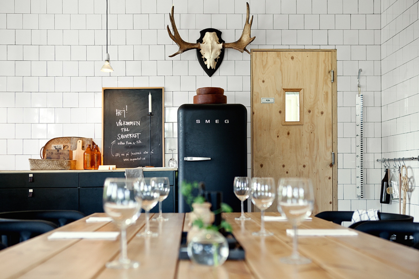 Черный холодильник ретро - скандинавский дизайн кухни