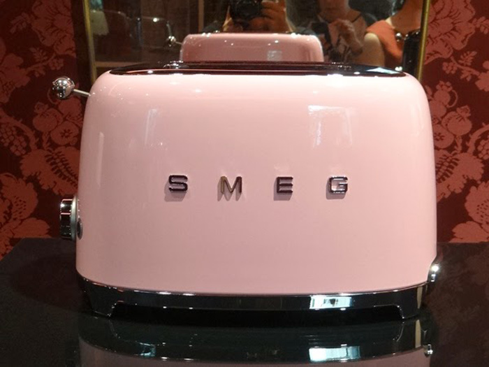 Розовый тостер Smeg в ретро стиле 50-х