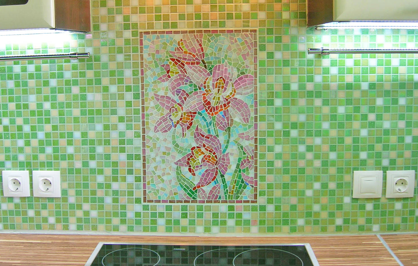 Цветок ириса на зелёном фоне выложенный мозаикой на кухонном фартуке