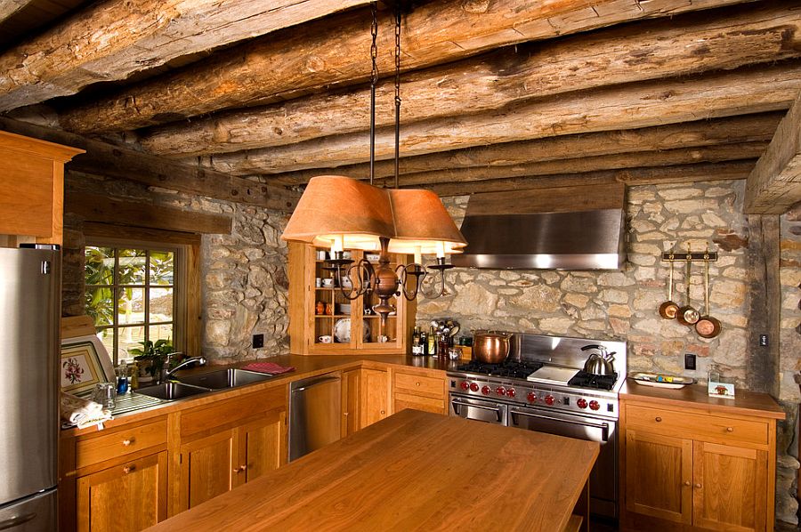 Бревенчатый потолок в интерьере кухни