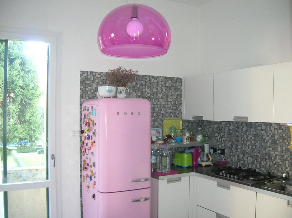 Холодильник SMEG розового цвета в интерьере кухни