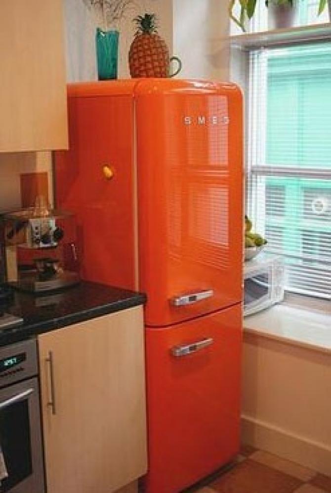 Холодильник SMEG оранжевого цвета в интерьере кухни