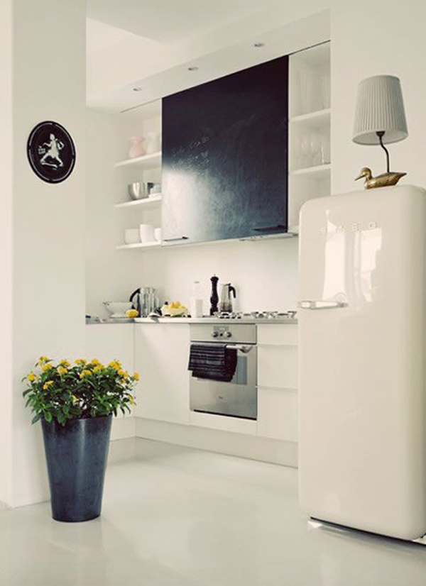 Белый холодильник SMEG в интерьере кухни