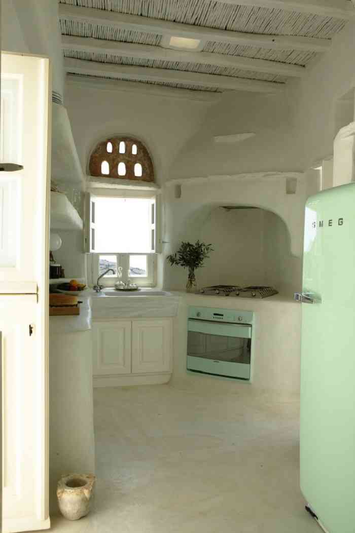 Светло-зелёный холодильник SMEG в интерьере кухни-столовой