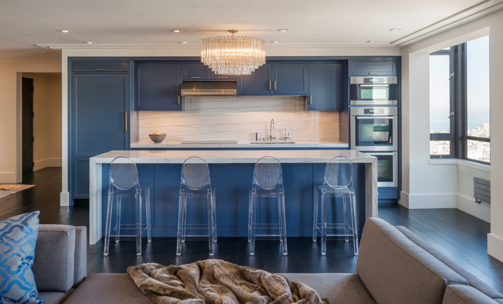 Дизайн синего гарнитура в планировке кухни