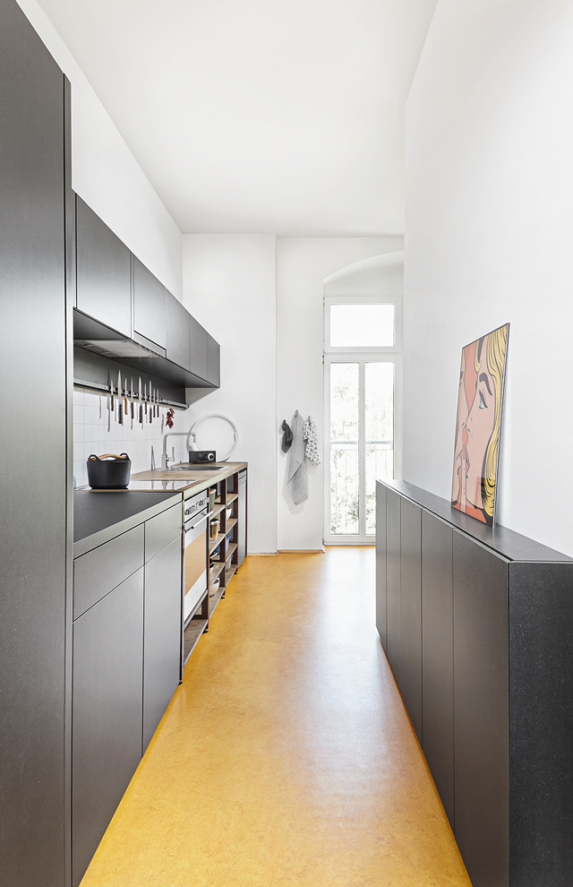 Интерьер кухни с серым гарнитуром в современном стиле