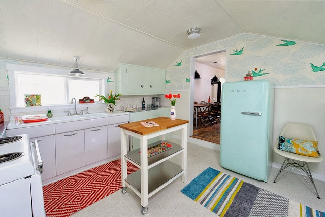 Яркий дизайн голубого ретро-холодильника SMEG в интерьере кухни