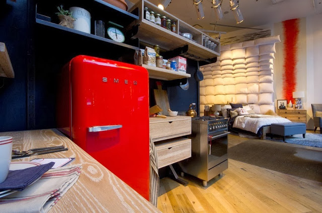 Яркий дизайн красного ретро-холодильника SMEG в интерьере кухни