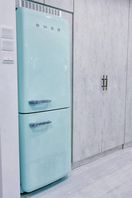 Яркий дизайн бирюзового ретро-холодильника SMEG в интерьере кухни