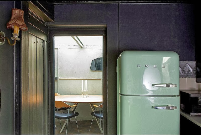 Яркий дизайн ретро-холодильника SMEG фисташкового цвета