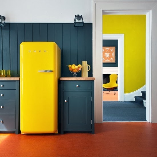 Яркий дизайн жёлтого ретро-холодильника SMEG в интерьере кухни