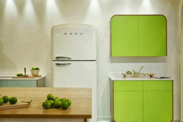 Белый ретро-холодильник SMEG в интерьере салатовой кухни
