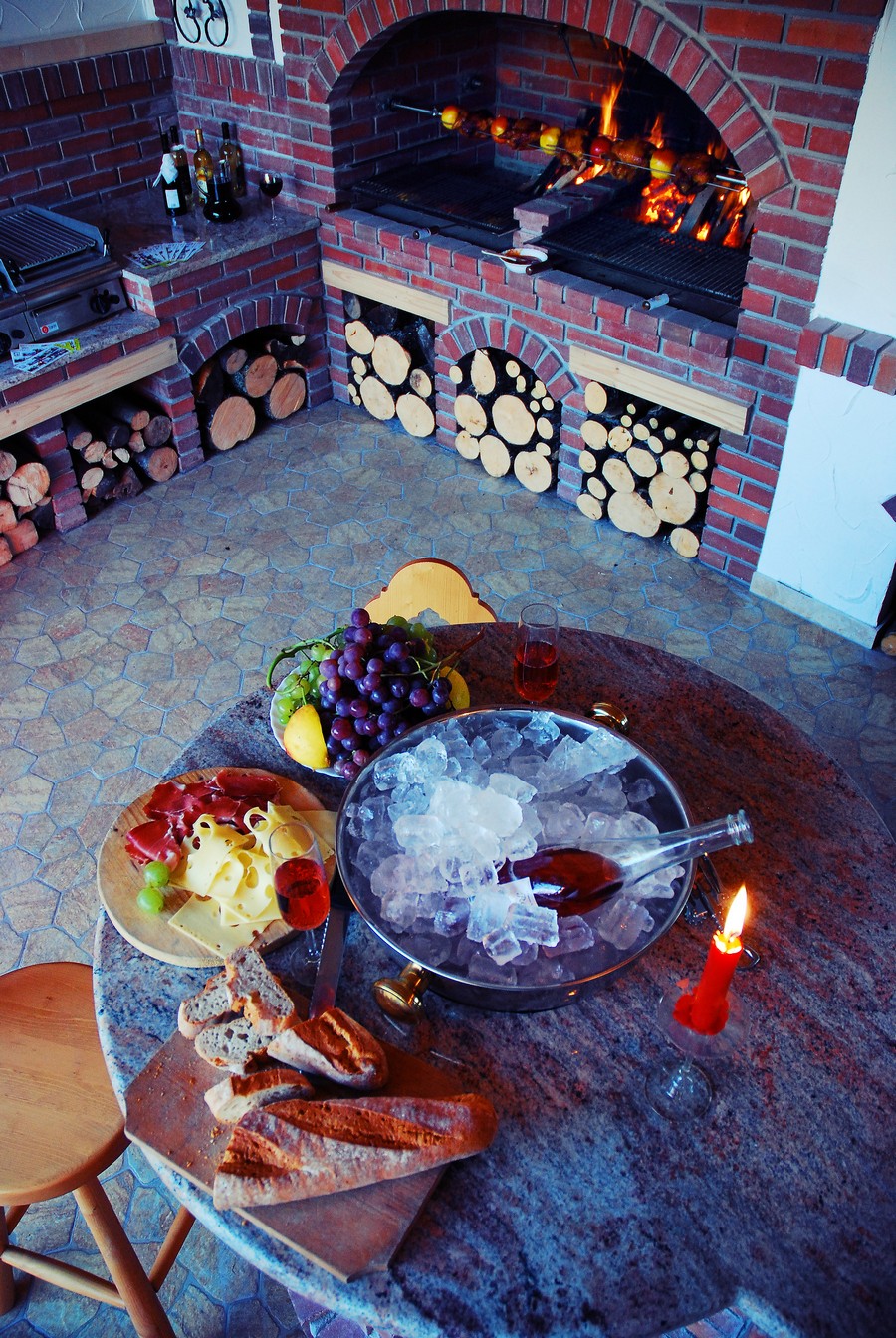 Обеденный стол и камин на кухне в деревенском стиле от Mirza Horatiu Bogdan
