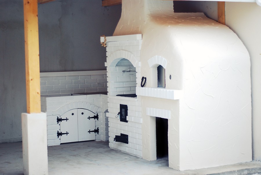 Белая летняя кухня в деревенском стиле от Mirza Horatiu Bogdan