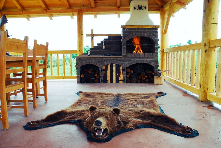 Шкура медведя на летней кухне в деревенском стиле от Mirza Horatiu Bogdan