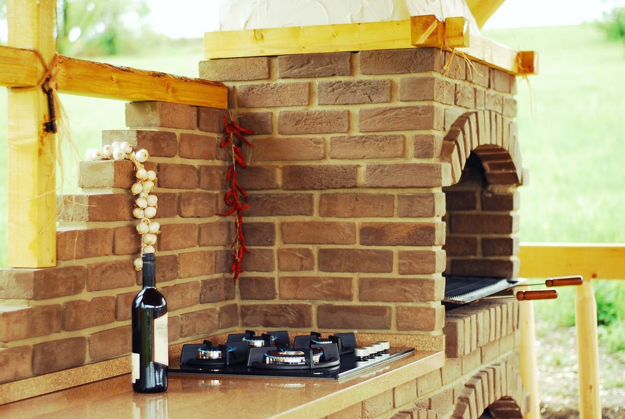 Рабочая поверхность на летней кухне в деревенском стиле от Mirza Horatiu Bogdan