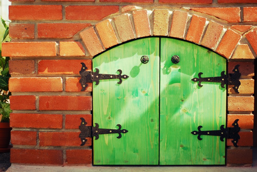 Зелёные двери входа на кухню в деревенском стиле