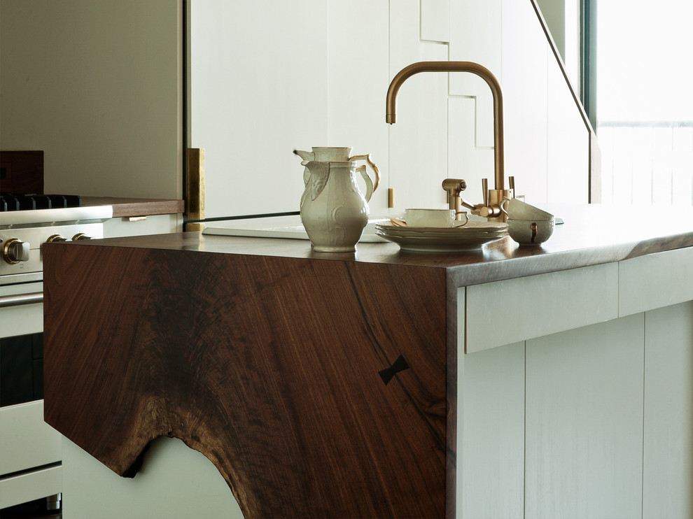 Оригинальный дизайн интерьера белой кухни с деревянными акцентами от WORKSTEAD