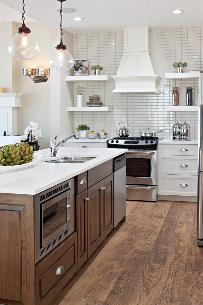 Оригинальный дизайн интерьера белой кухни с деревянными акцентами от Cardel Designs