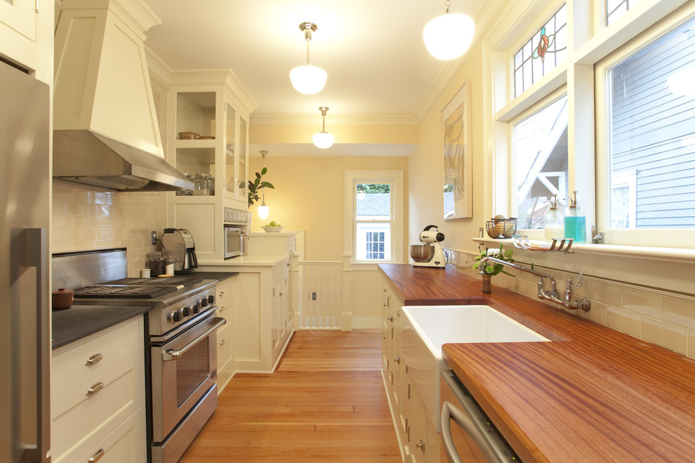 Оригинальный дизайн интерьера белой кухни с деревянными акцентами от Buckenmeyer Architecture
