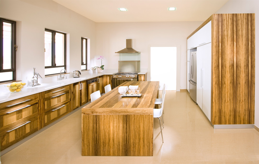 Оригинальный дизайн интерьера белой кухни с деревянными акцентами от Elad Gonen