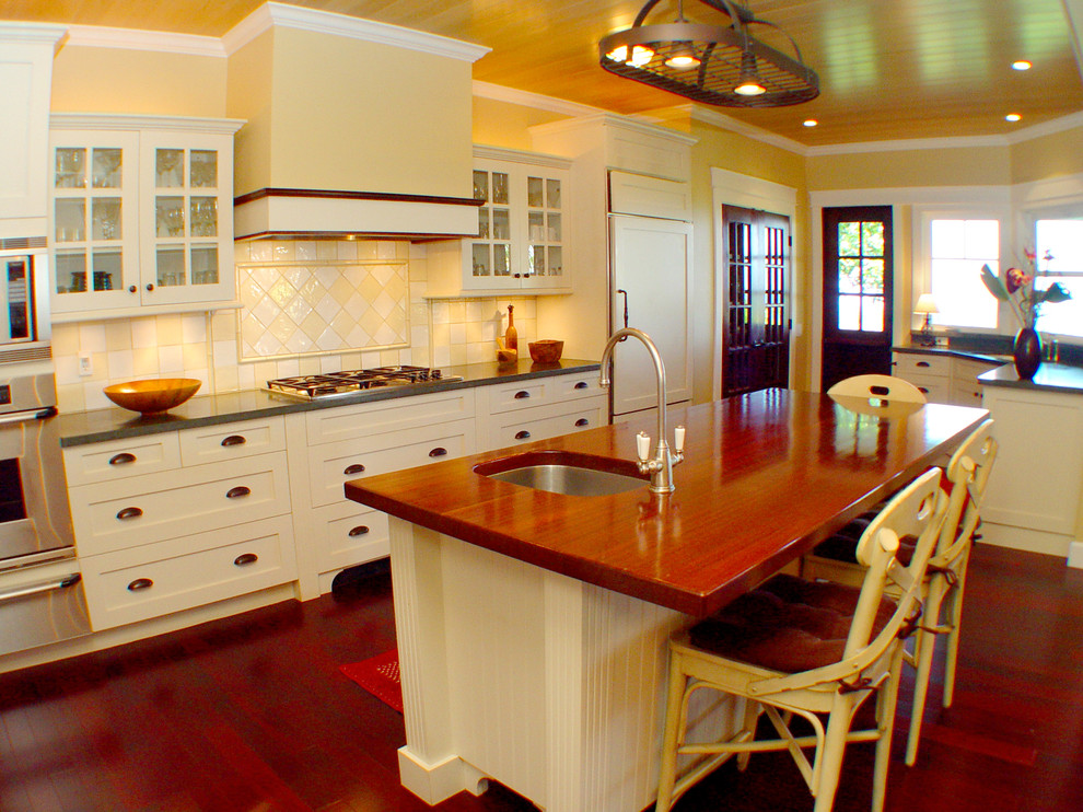 Оригинальный дизайн интерьера белой кухни с деревянными акцентами от Tervola Designs