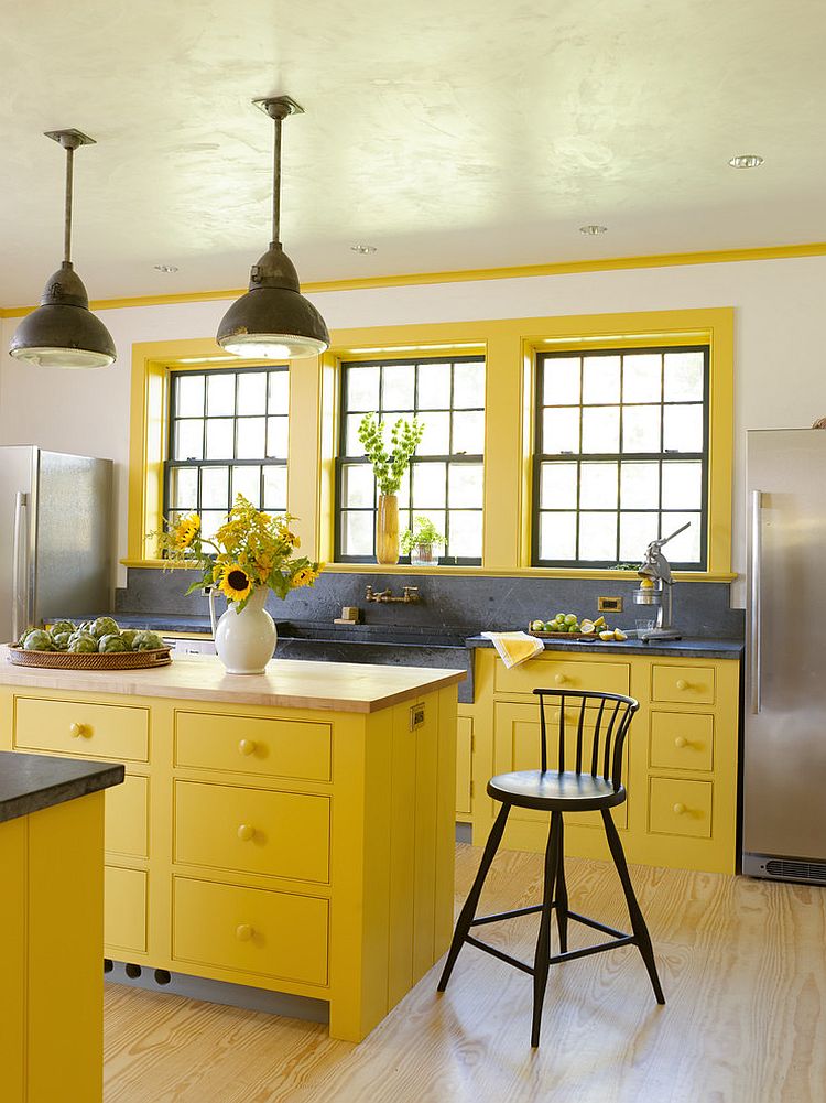 Серо-жёлтый интерьер кухни: букет подсолнухов на столе