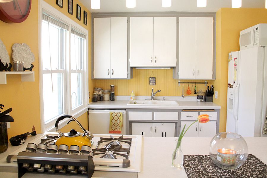Серо-жёлтый интерьер кухни: белая кухонная мебель