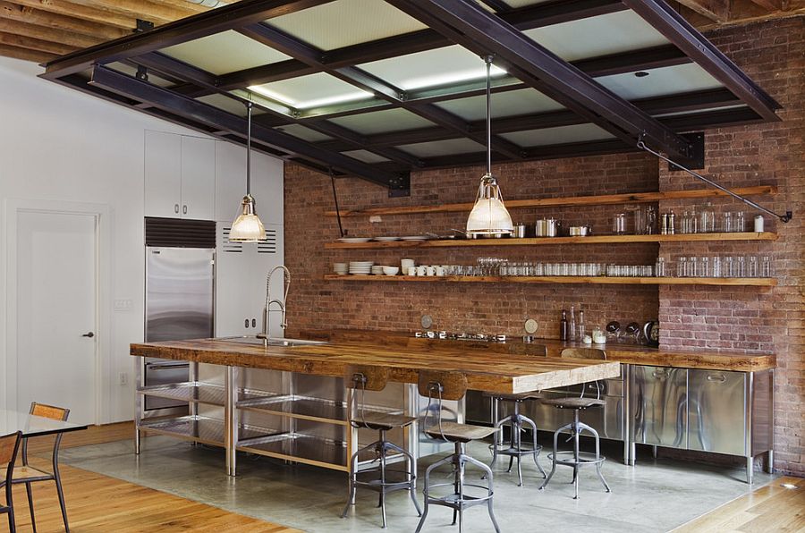 Необычный потолок из стекла и дерева в интерьере кухни